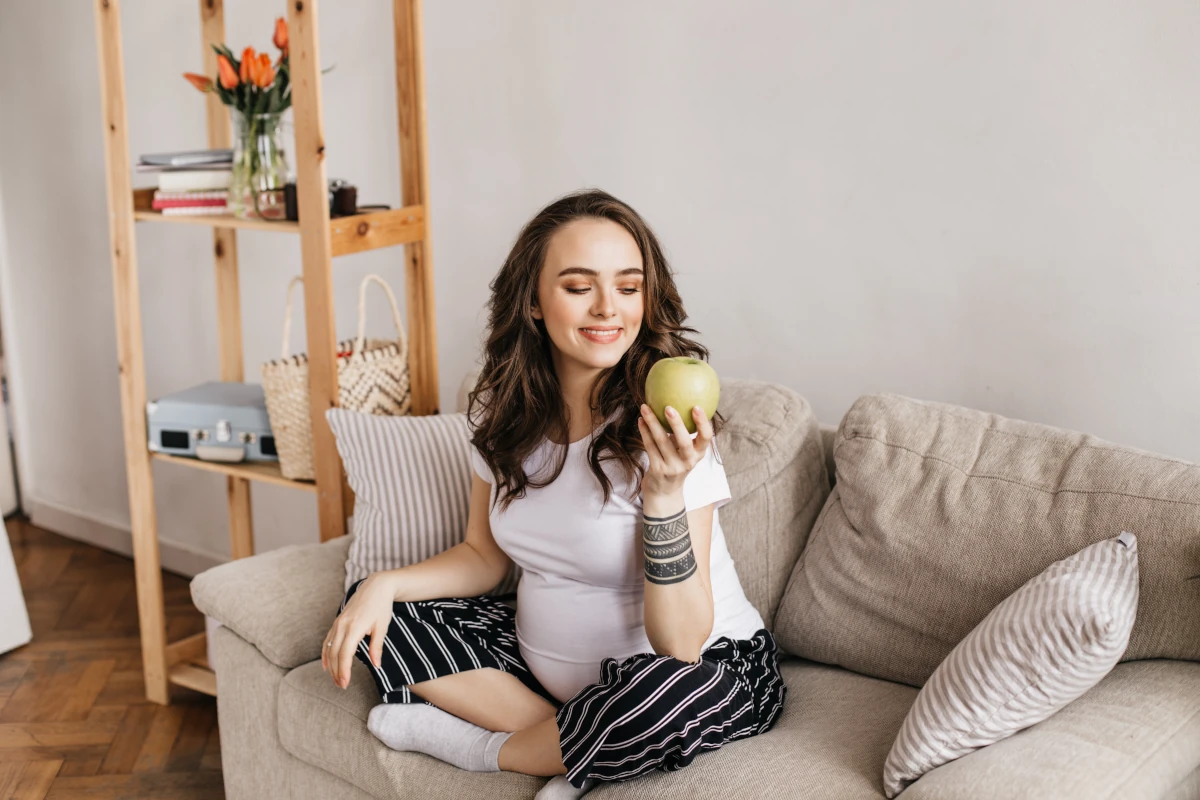 Zwangere vrouw met een schaal fruit
